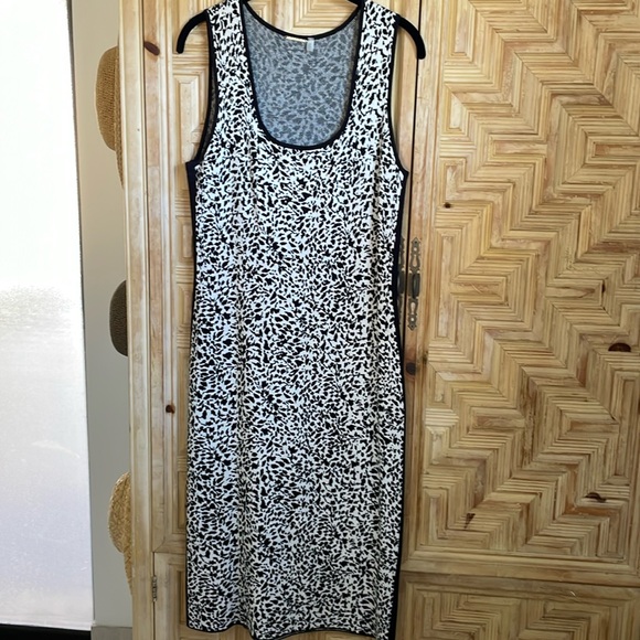 NWOT black & white knit dresss —Tahari - Picture 1 of 4